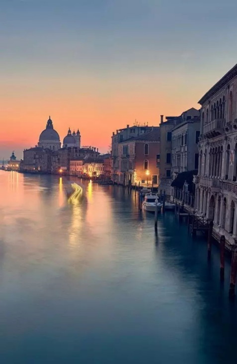 水边的建筑设计群