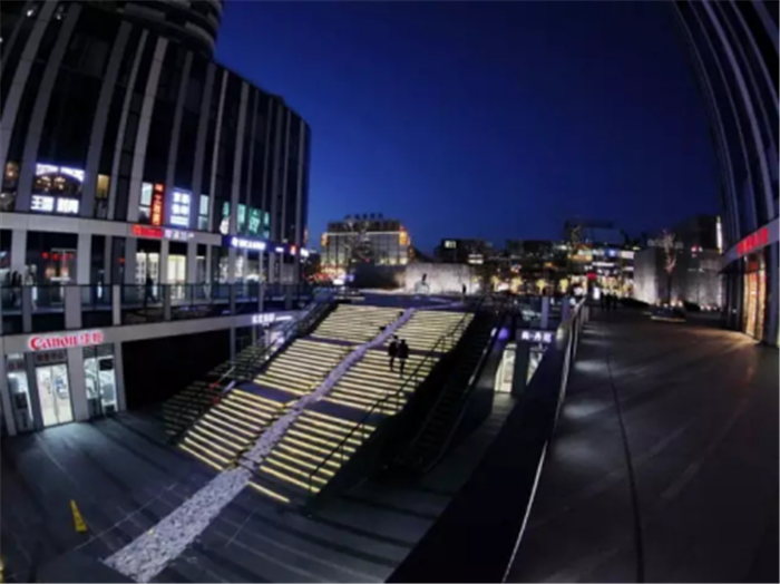 夜景下的商业综合体展示